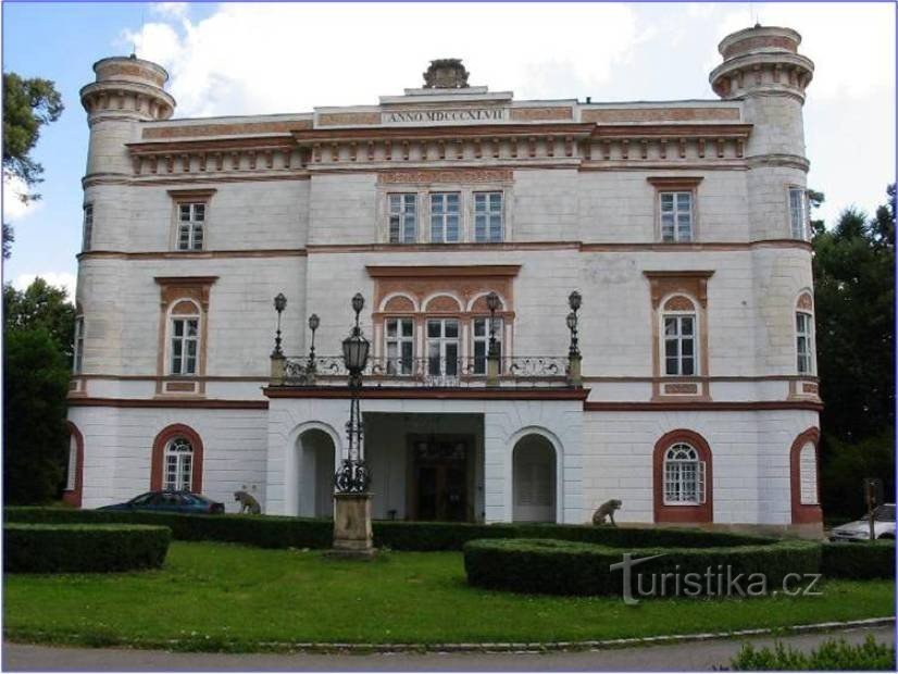 Chudobín - castel folosit încă ca hotel - Foto: Ulrych Mir.