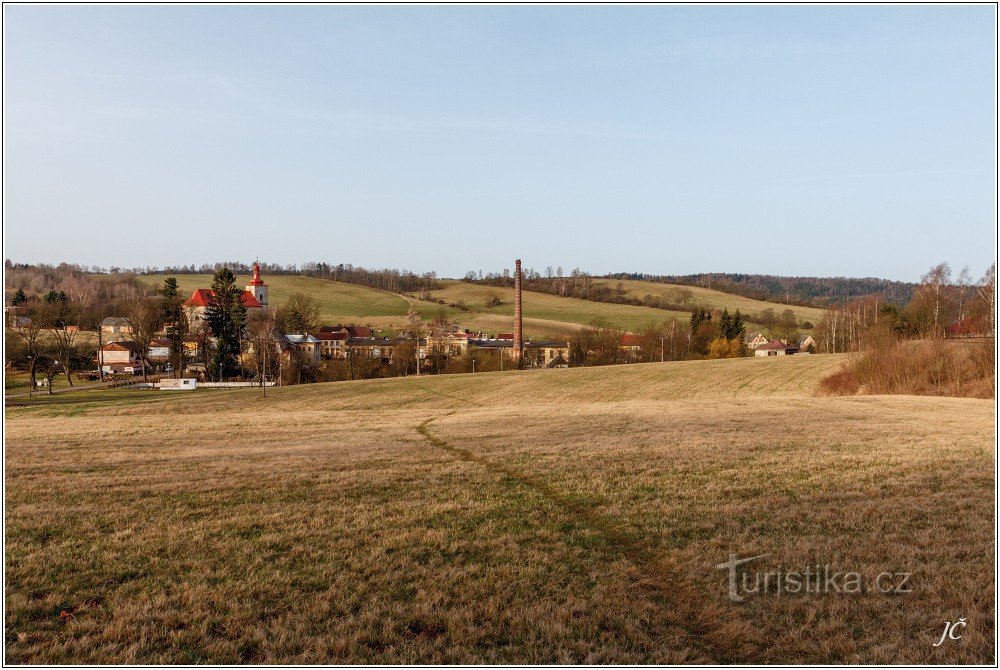 Chvaleč, a za nią Izba