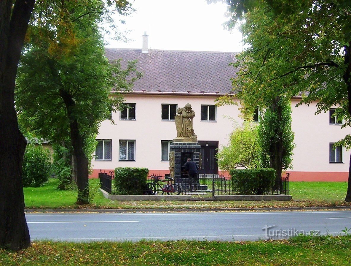 Chvalkovice-Selské náměstí-monument aux victimes de la guerre mondiale avec une statue de Hanačka et un relais