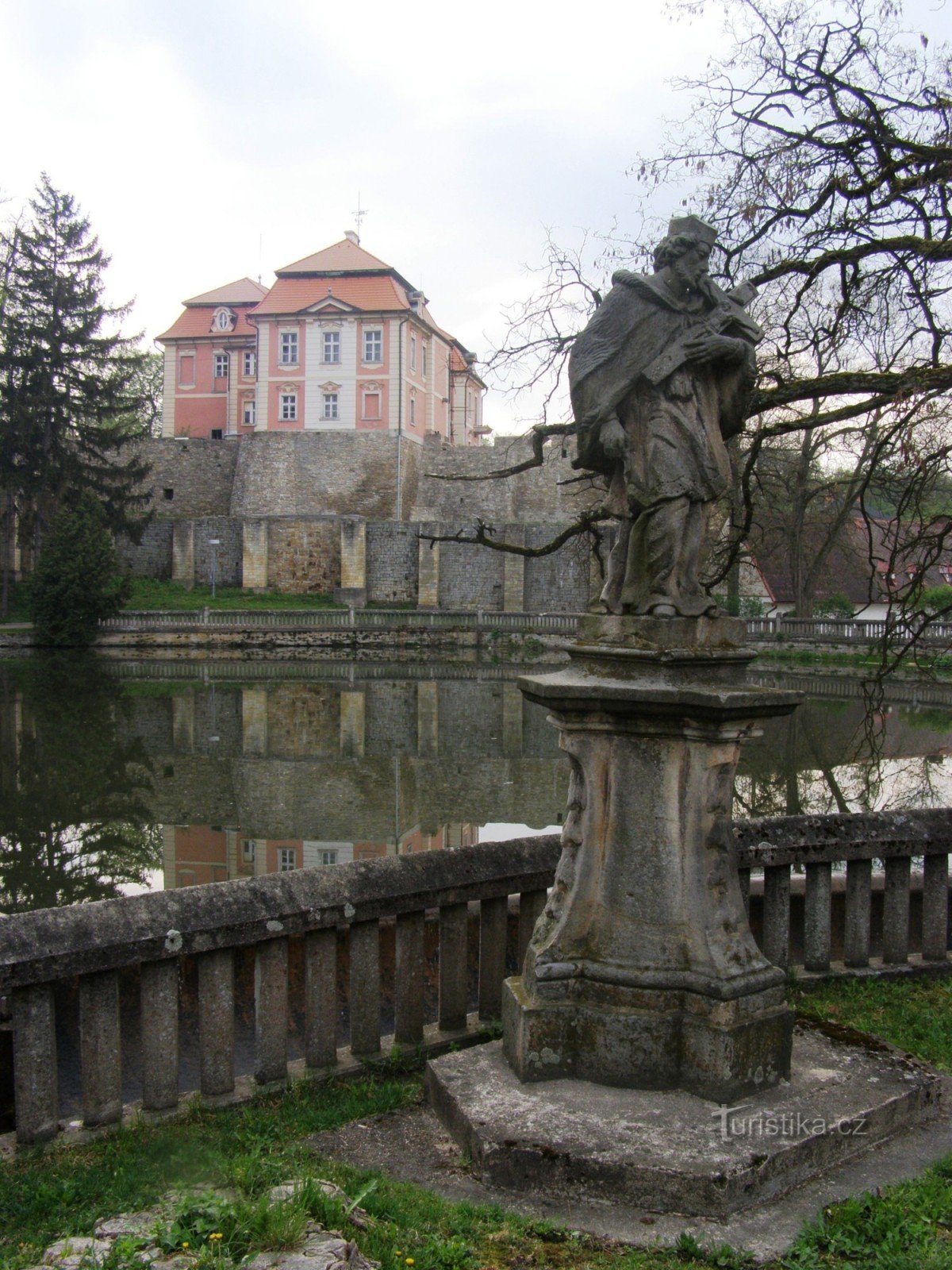 Chvalkovice - statue af St. Jan Nepomucký