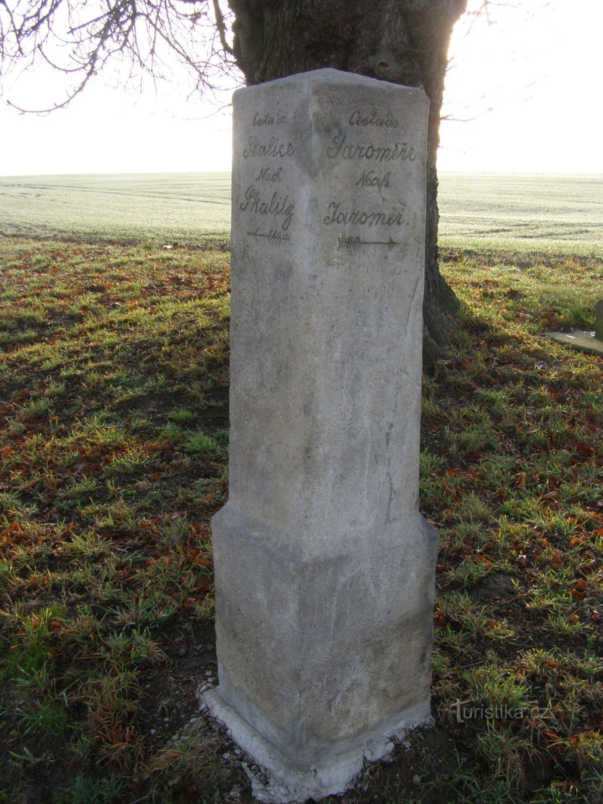 Chvalkovice - Statue des Hl. Vincent und der alte Führer