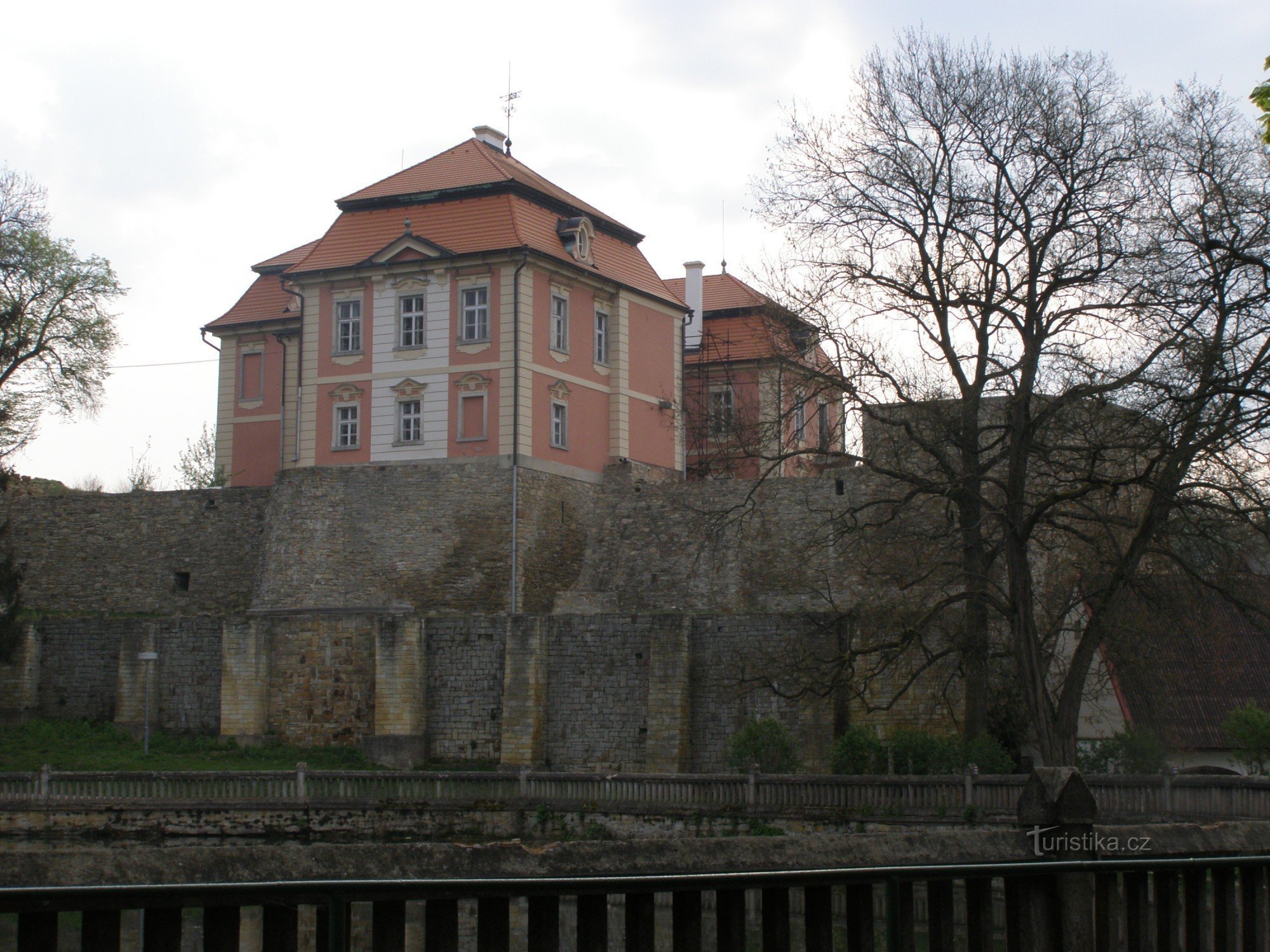 Chvalkovice - castle