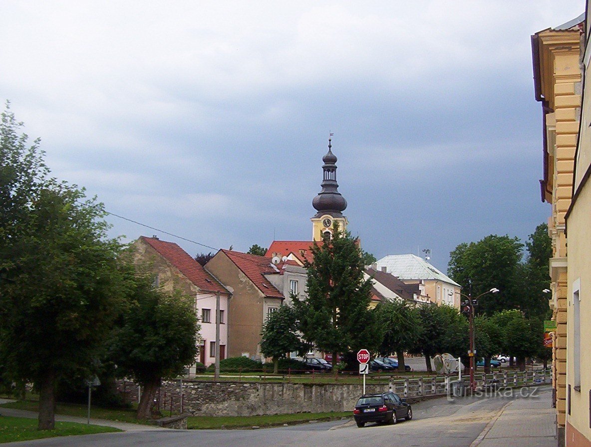 Plac Chýnov-Gabriel i kościół Świętej Trójcy-fot. Ulrych Mir.