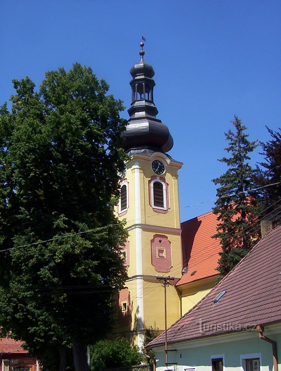 Chýnov - Kerk van de Heilige Drie-eenheid vanaf het kasteel - Foto: Ulrych Mir.