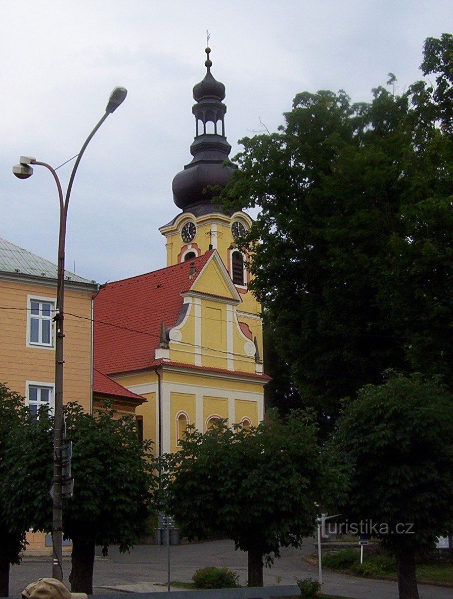 Chýnov - Kerk van de Heilige Drie-eenheid vanaf Gabriel Square - Foto: Ulrych Mir.