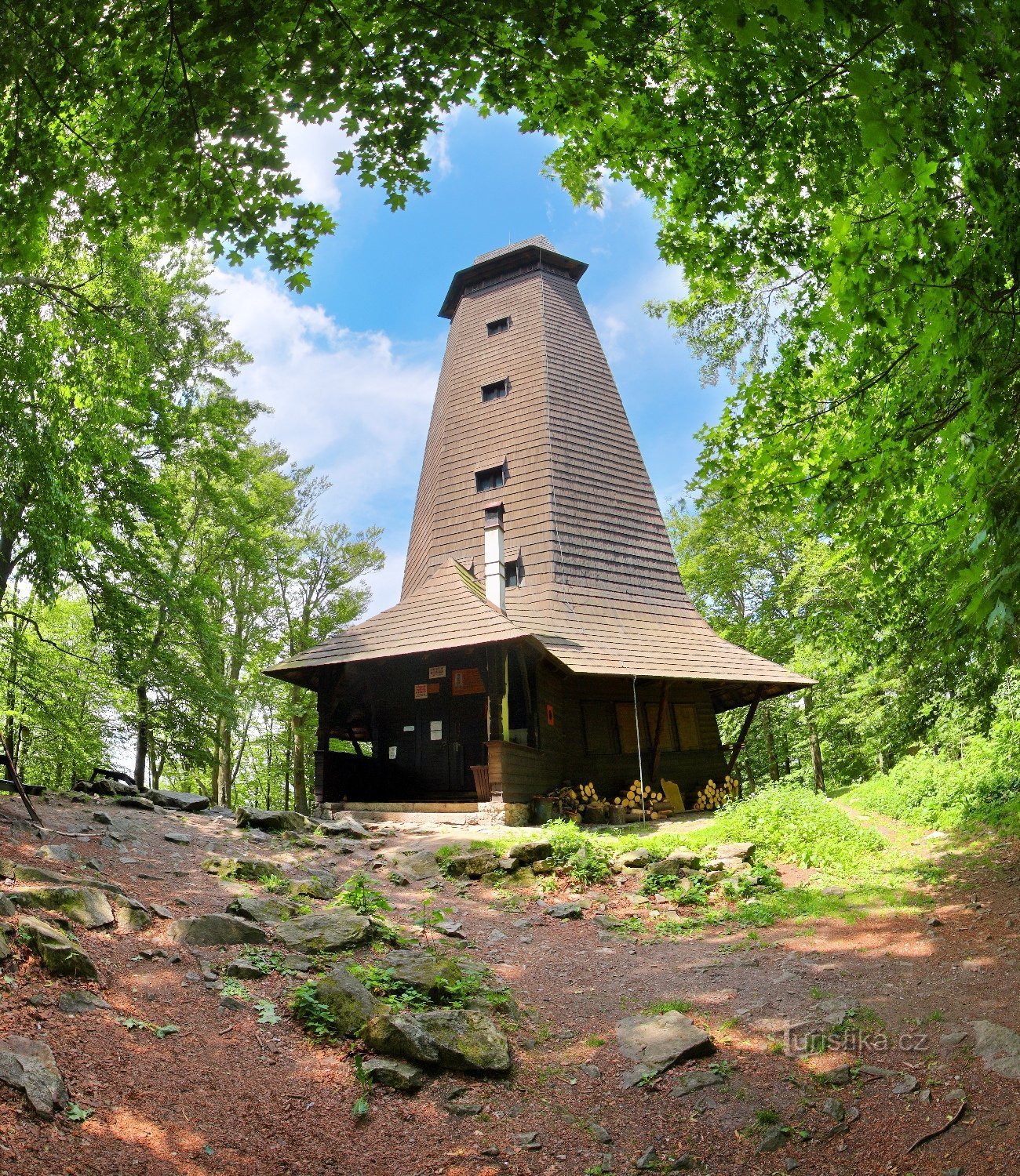 Ga je naar de uitkijktoren of de musea in Louňovice pod Blaníkem? Gebruik het bedrijf