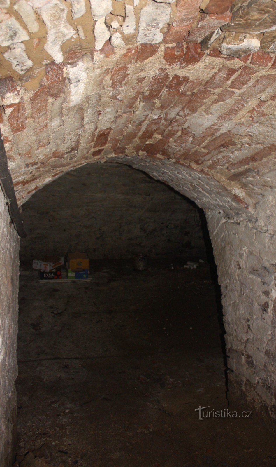 Abóbada de tijolo do corredor para parte da adega do castelo