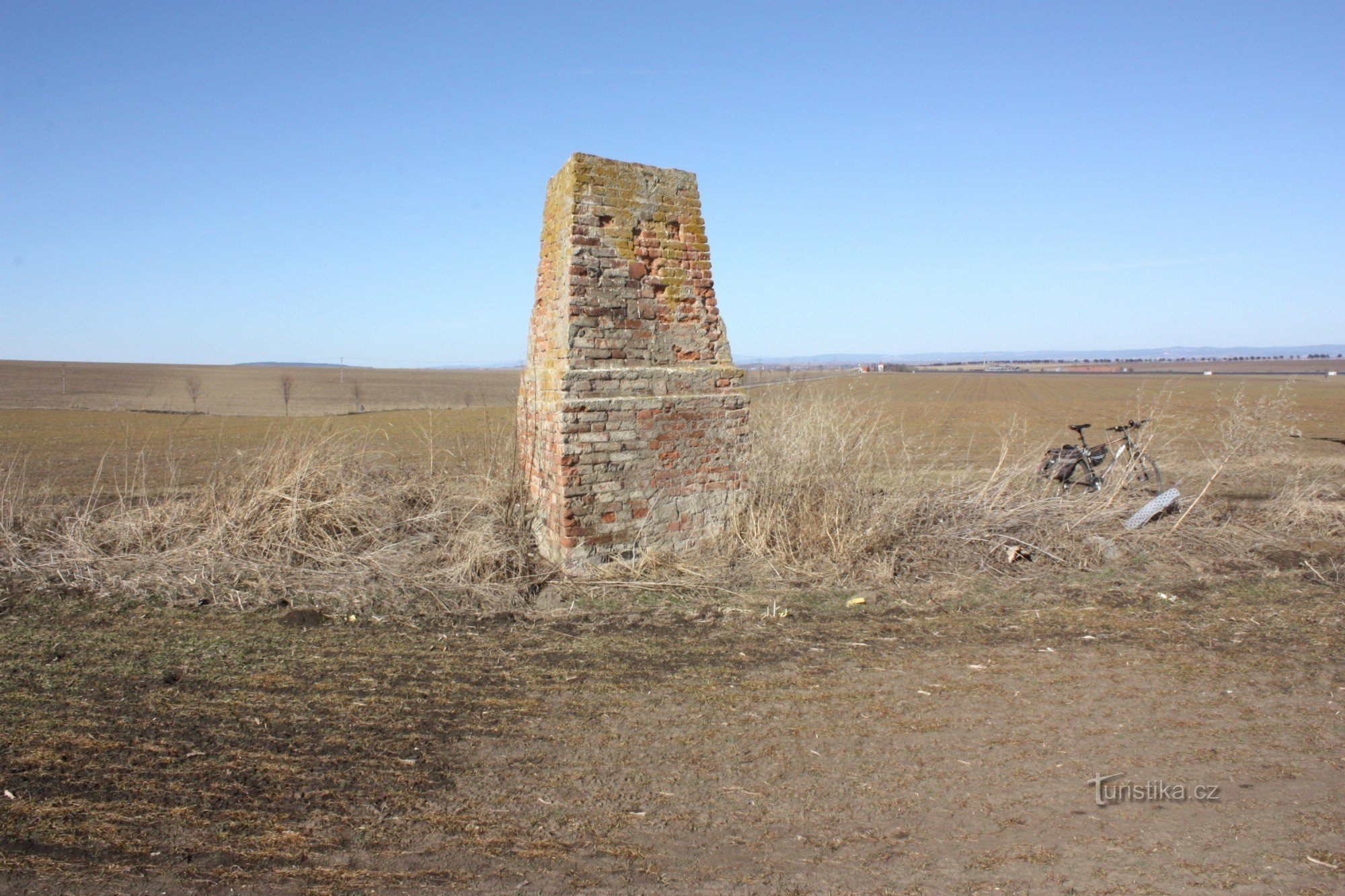 Un cono truncado de tres lados de ladrillo llamado Statule