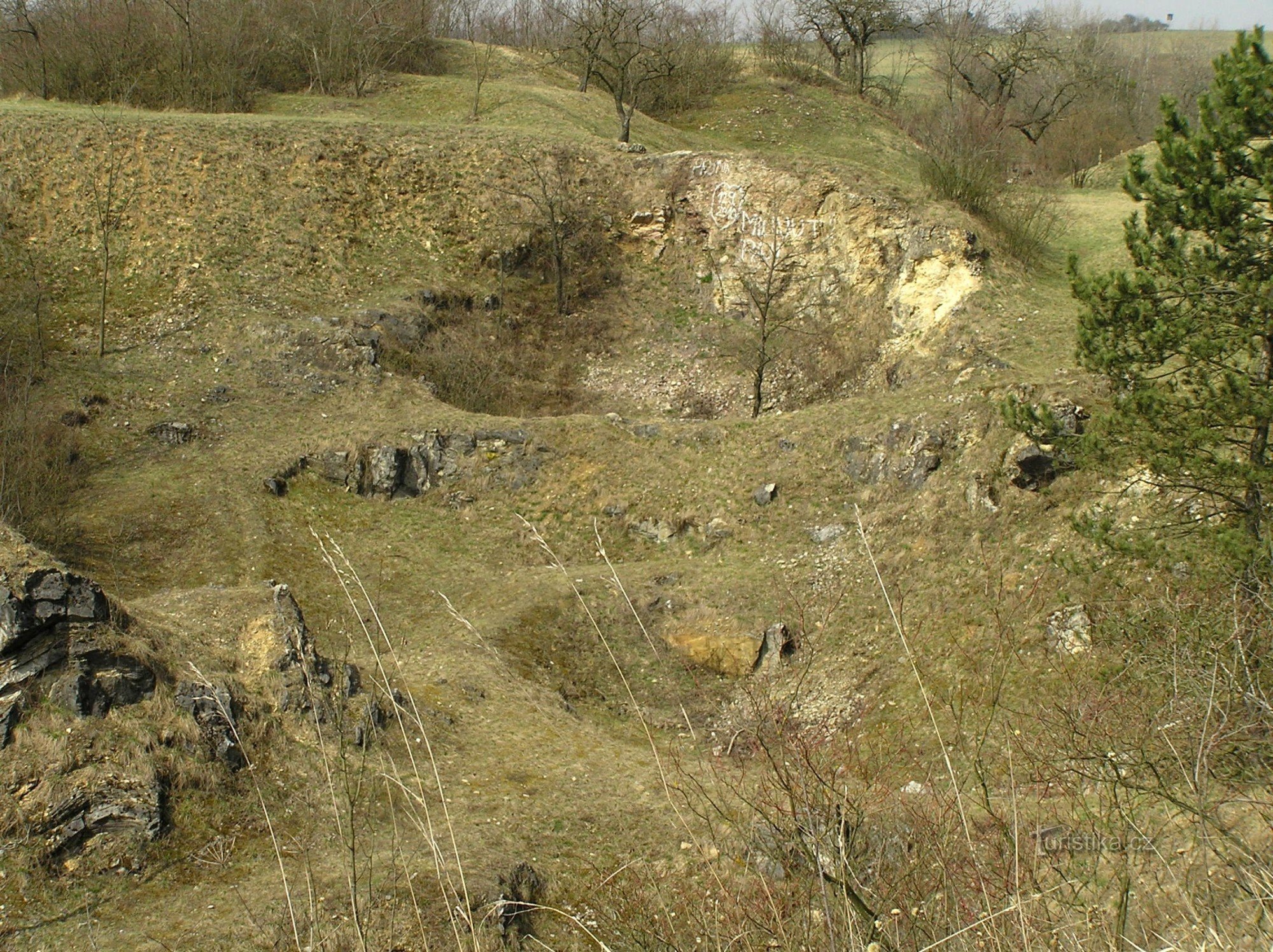 Desgracias gitanas - antigua cantera de piedra caliza (abril de 2011)