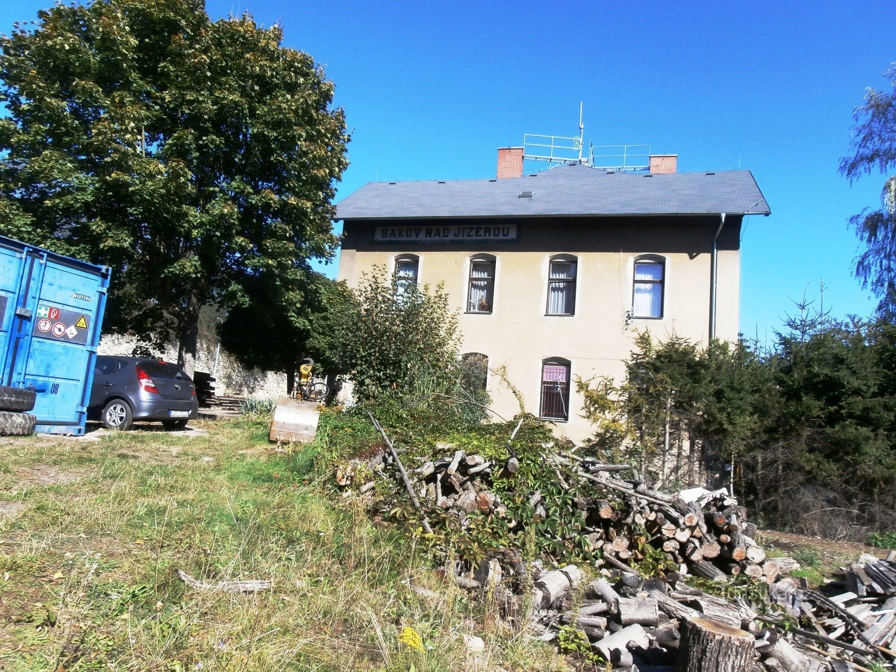 Destinationsstation Bakov nad Jizerou järnvägsstation