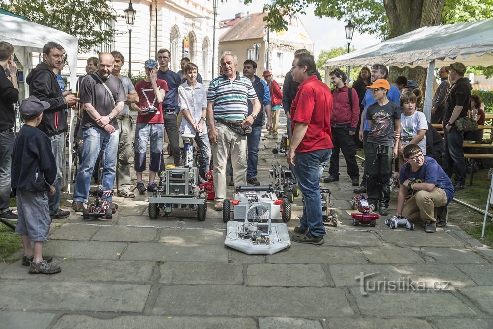 Cipískoviště Písek - competición Robot recto o coche de juguete en el parque