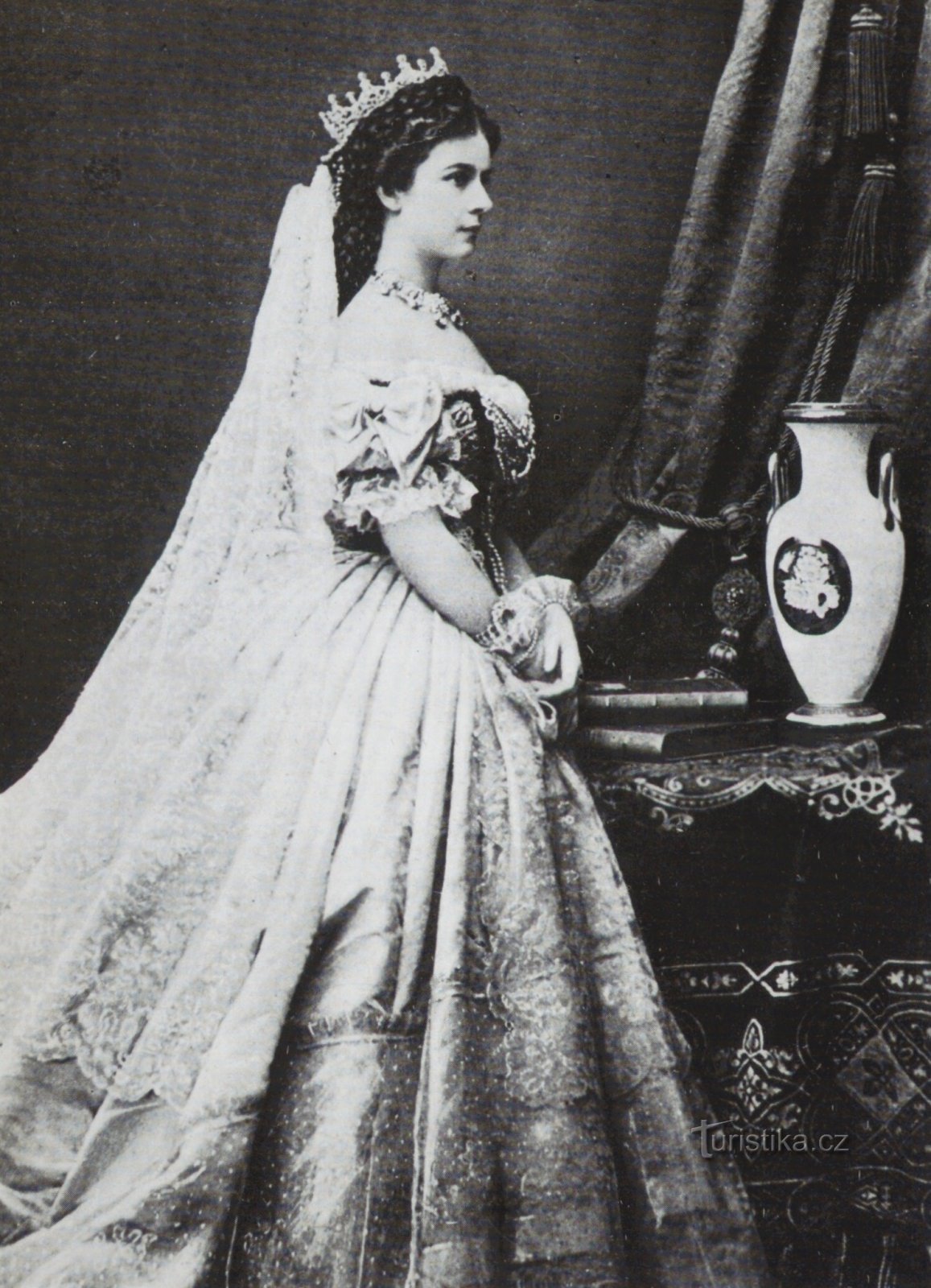 L'impératrice Elisabeth de Bavière en robe de couronnement hongroise en 1867