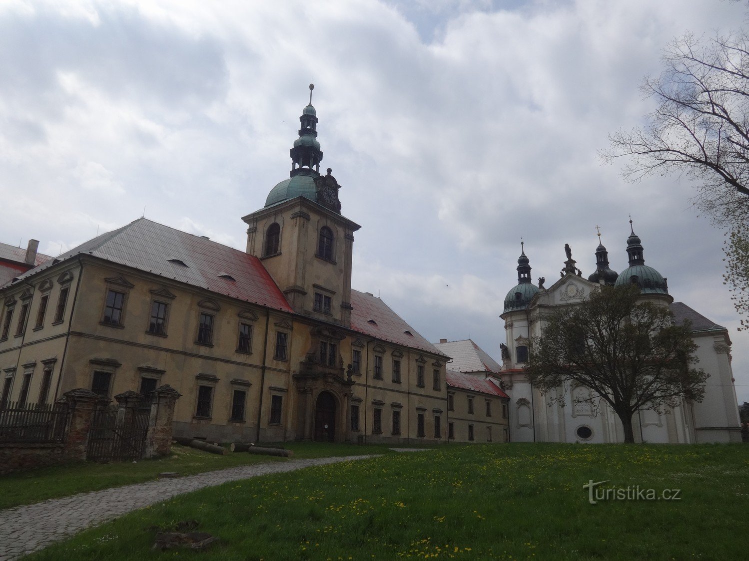 Mănăstirea cisterciană din Osek – perla Munților Metalici