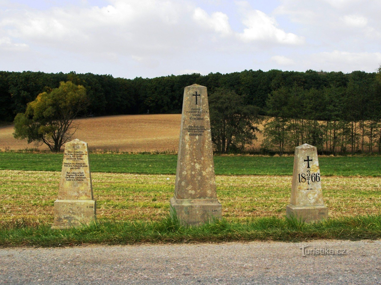 Čistěves - 村庄北部的一组纪念碑
