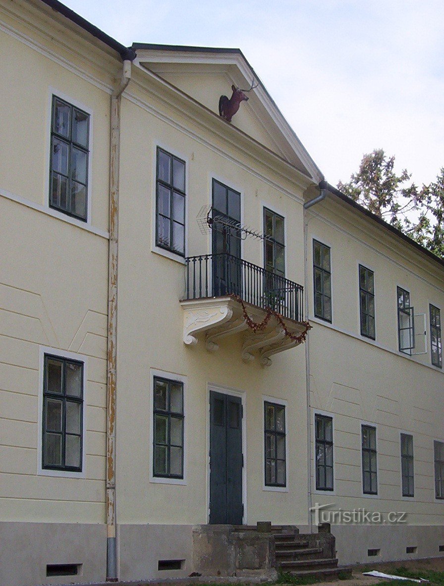 Citov - scară, balcon și bust de căprioară pe fațada de est a castelului - Foto: Ulrych Mir.