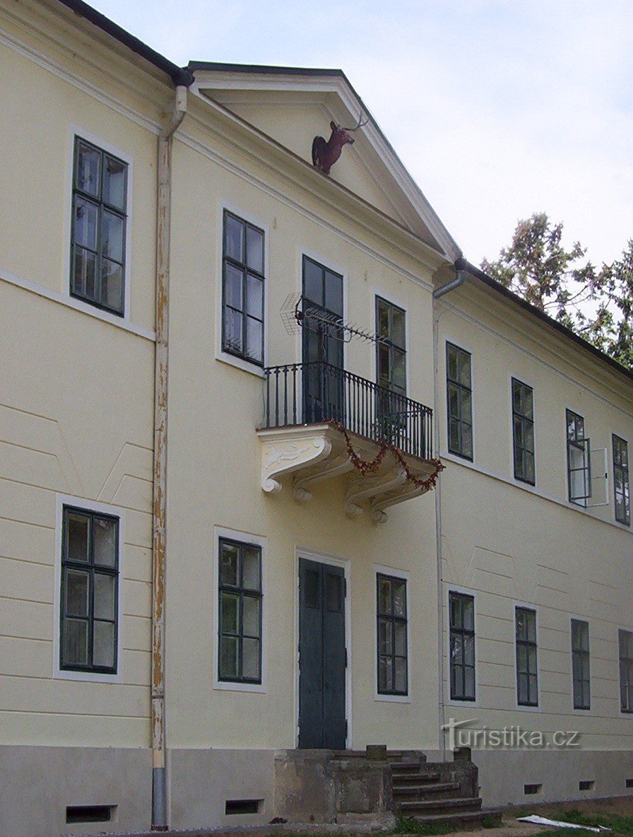 Citov - stopnišče, balkon in doprsni kip jelena na vzhodnem pročelju gradu - Foto: Ulrych Mir.