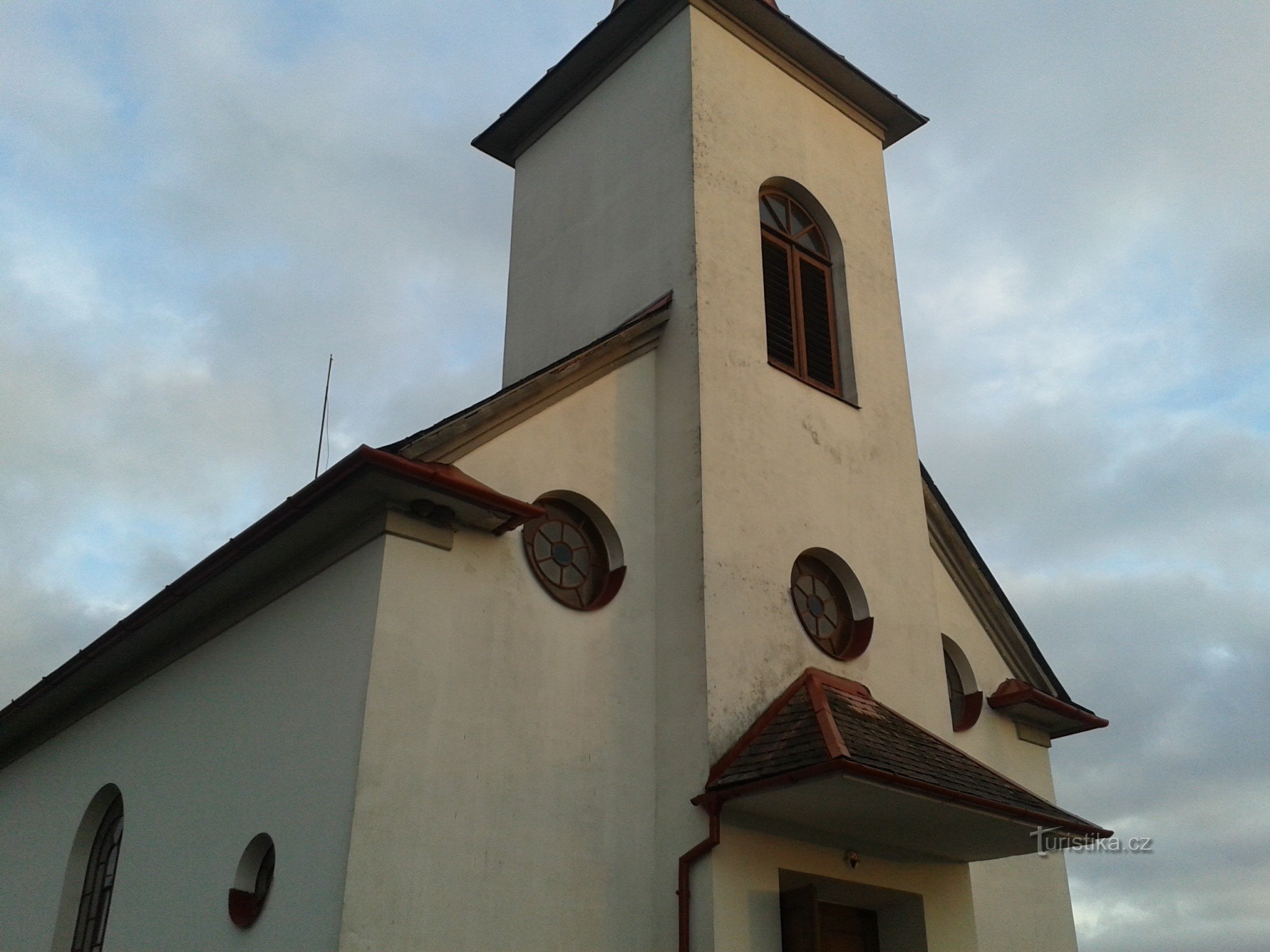 Crhov u Štítů - una capilla dedicada a Cirilo y Metodio y un monumento a las víctimas de la Segunda Guerra Mundial