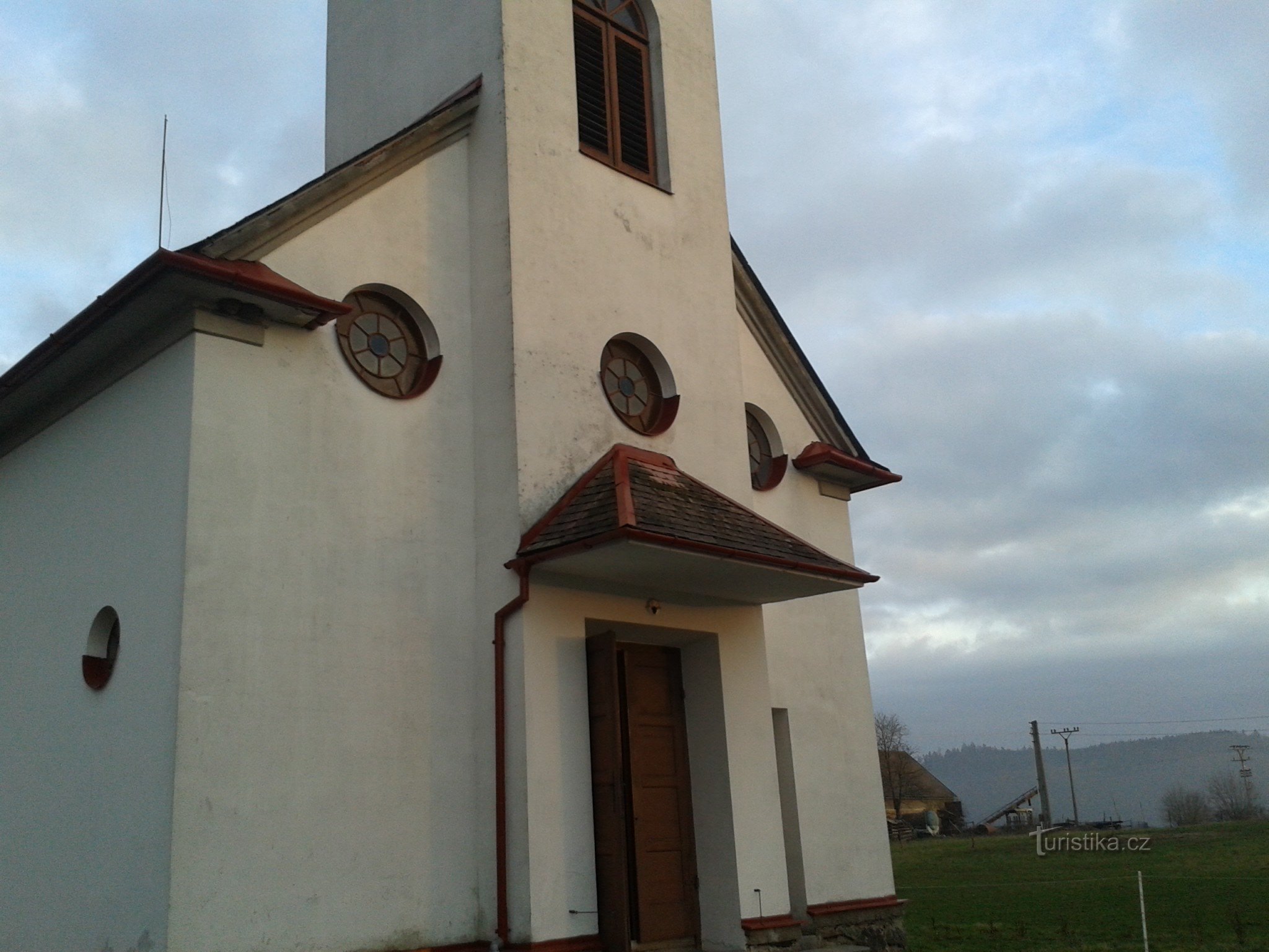 Crhov u Štítů - 一座献给 Cyril 和 Methodius 的小教堂，以及一座纪念二战遇难者的纪念碑
