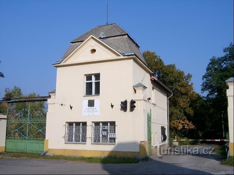 Fábrica de azúcar: El establecimiento de una fábrica de azúcar en 1859 también contribuyó a la prosperidad de Zvoleněvsi.