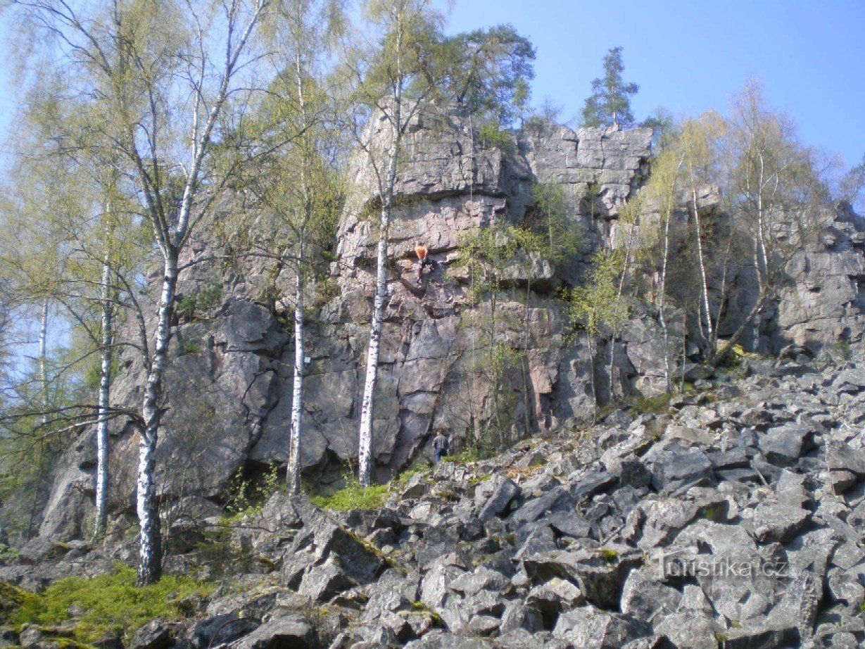 Pratique terrenos de escalada na Rocha Jindřich