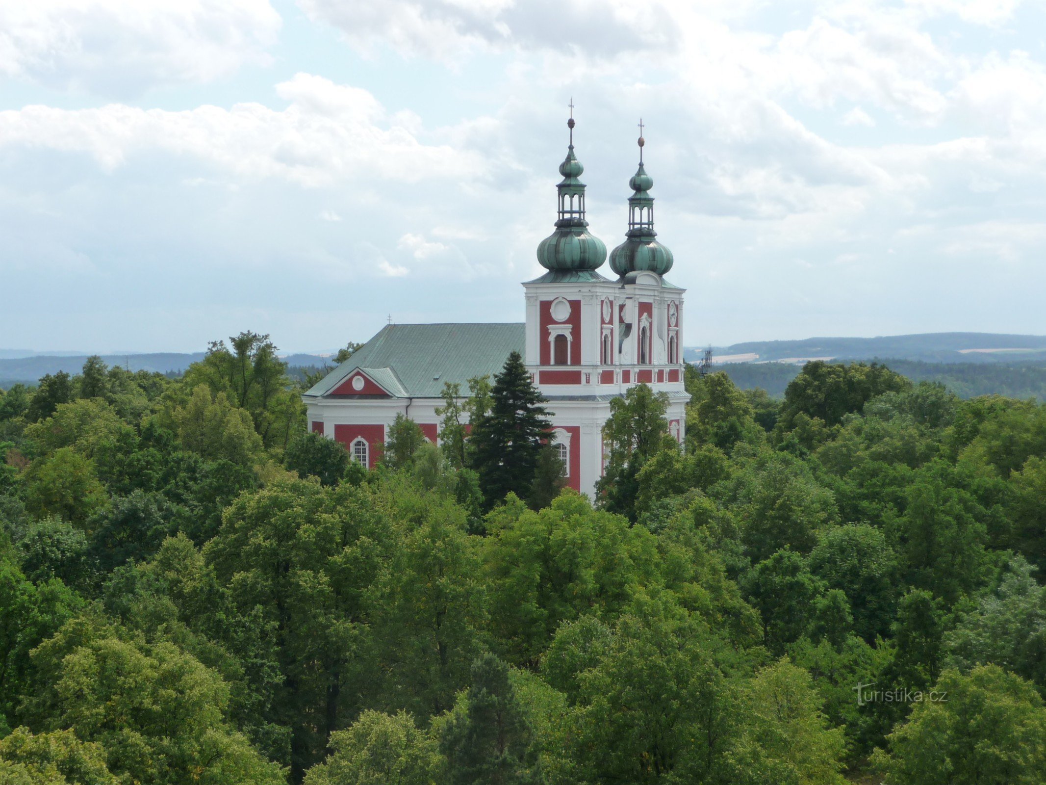 Cvilín - igreja de peregrinação PMSedmibolestné, capela do império nas proximidades - centro espiritual da Silésia