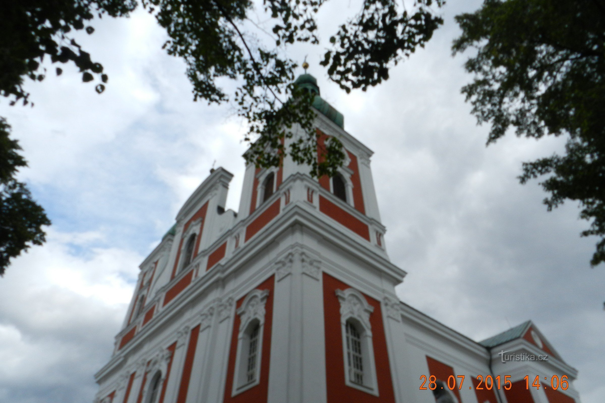 Cvilín - igreja de peregrinação PMSedmibolestné, capela do império nas proximidades - centro espiritual da Silésia