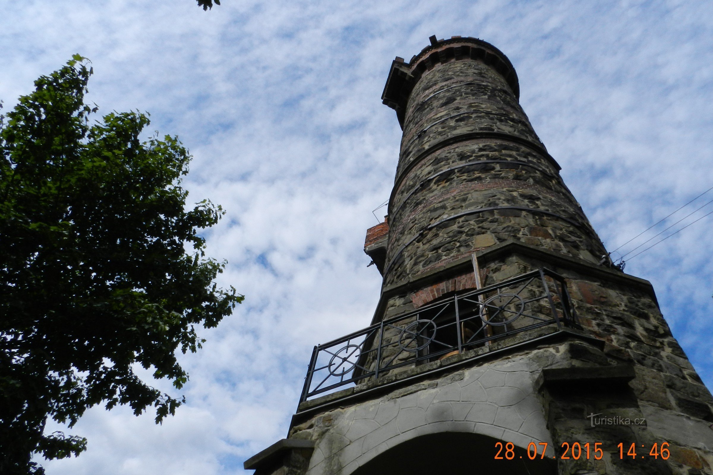 Cvilín - tour de guet en détails de l'extérieur, de l'intérieur et des vues