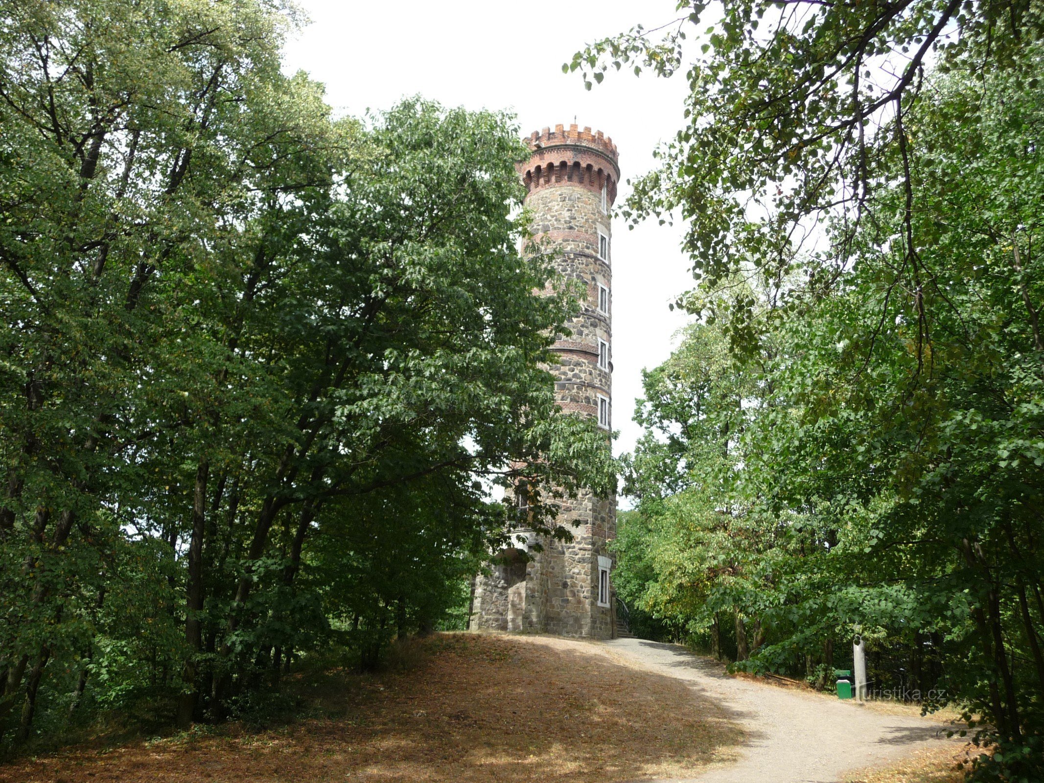 Cvilín - uitkijktoren in details van buiten, binnen en uitzicht
