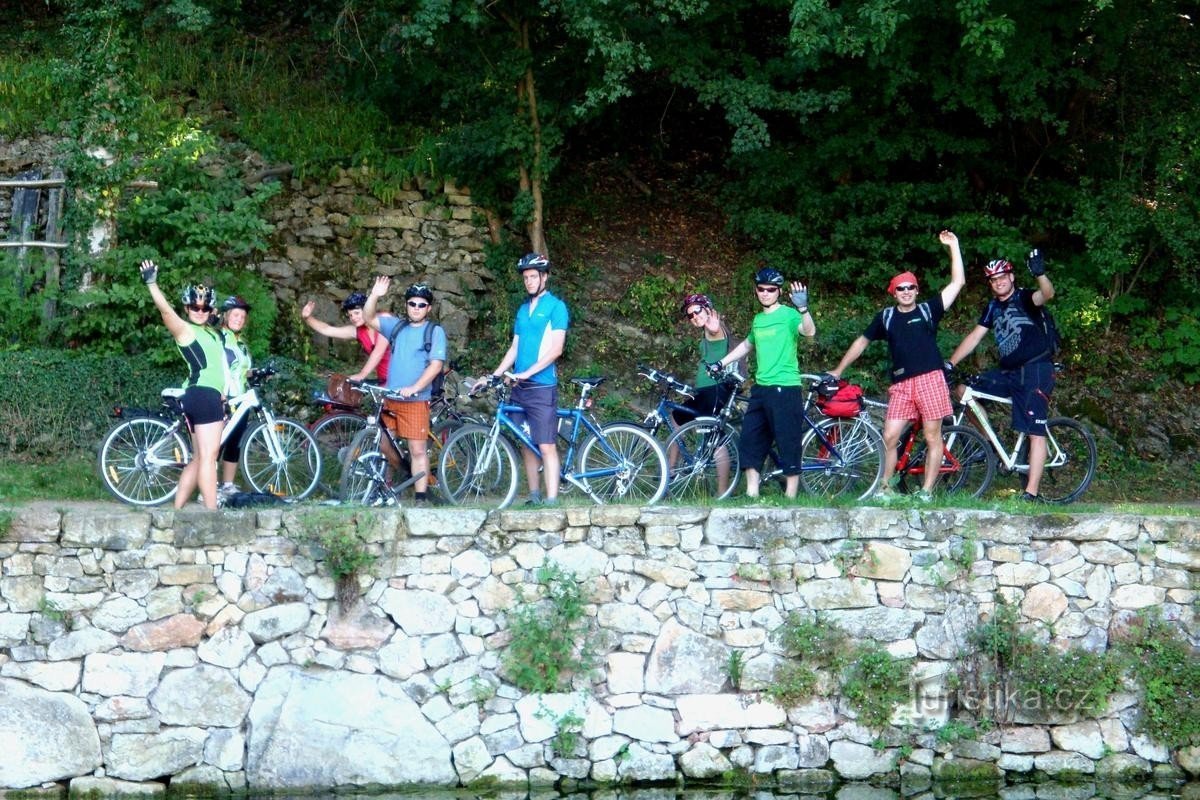 LEHRRADWEGE IM ORT ČESKÝ KRAS – DIE SCHÖNHEIT DES TSCHECHISCHEN KRAS AUF DER RECHTEN SEITE