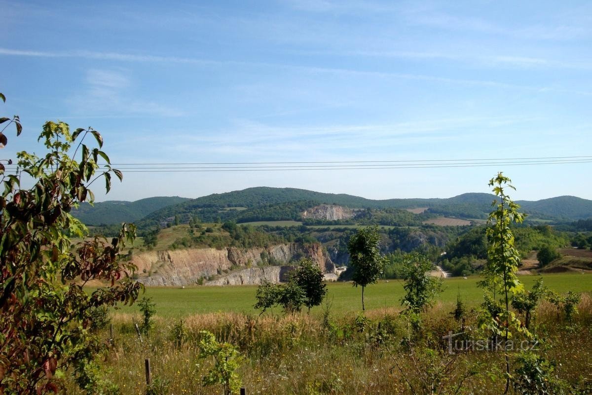 PISTE CICLABILI DIDATTICHE NEL LUOGO ČESKÝ KRAS - LA BELLEZZA DEL KRAS CECO SUL LATO DESTRO