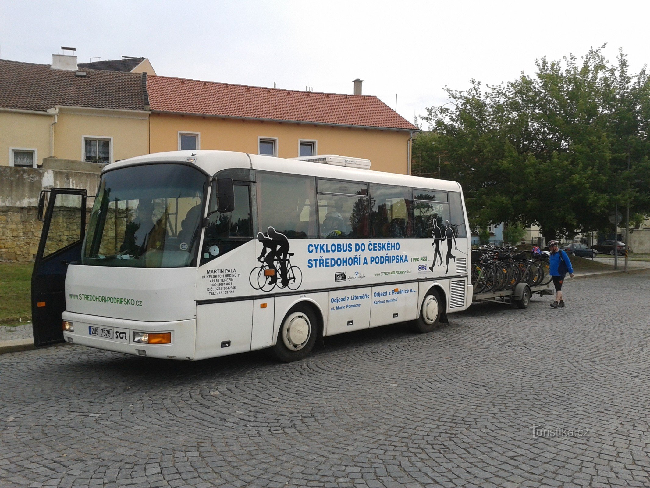 Český středohoří と Podřipsko へのサイクルバス