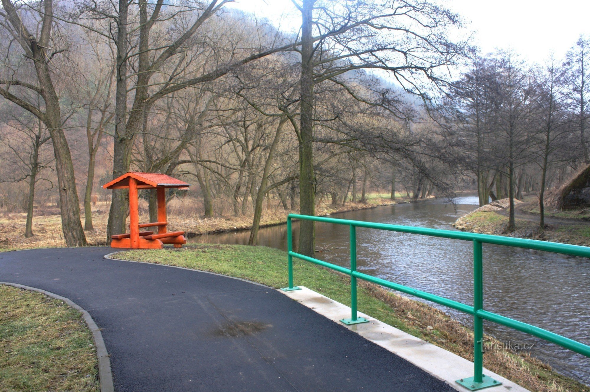 Loučka と Svratka の合流点にある自転車道