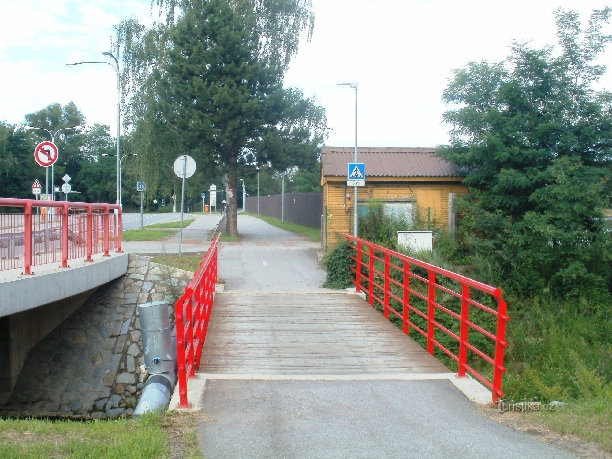 Piste cyclable au bord de l'étang d'argent