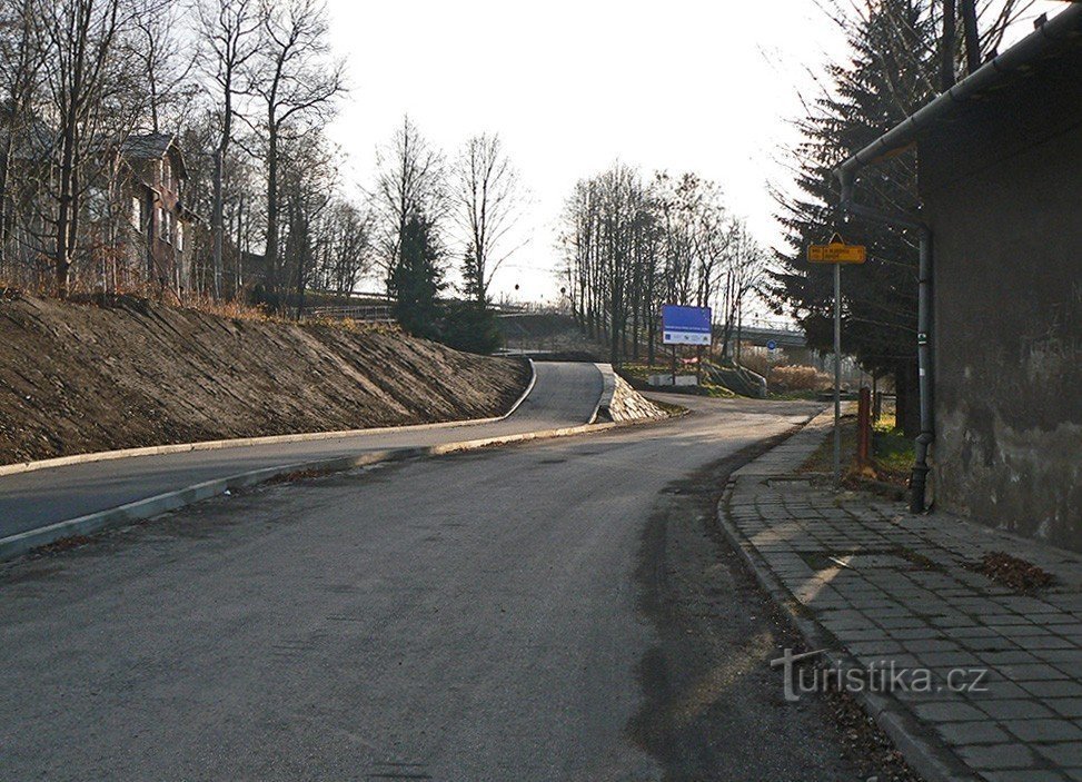 Radweg Vratimov - Paskov. Zugang zur Hauptstraße in der Nähe des Bahnhofs in Paskov.