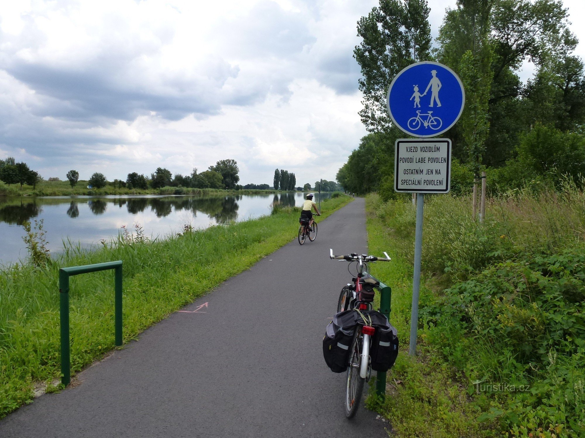 Đạp xe tuyến đường 0019 gần sông Elbe
