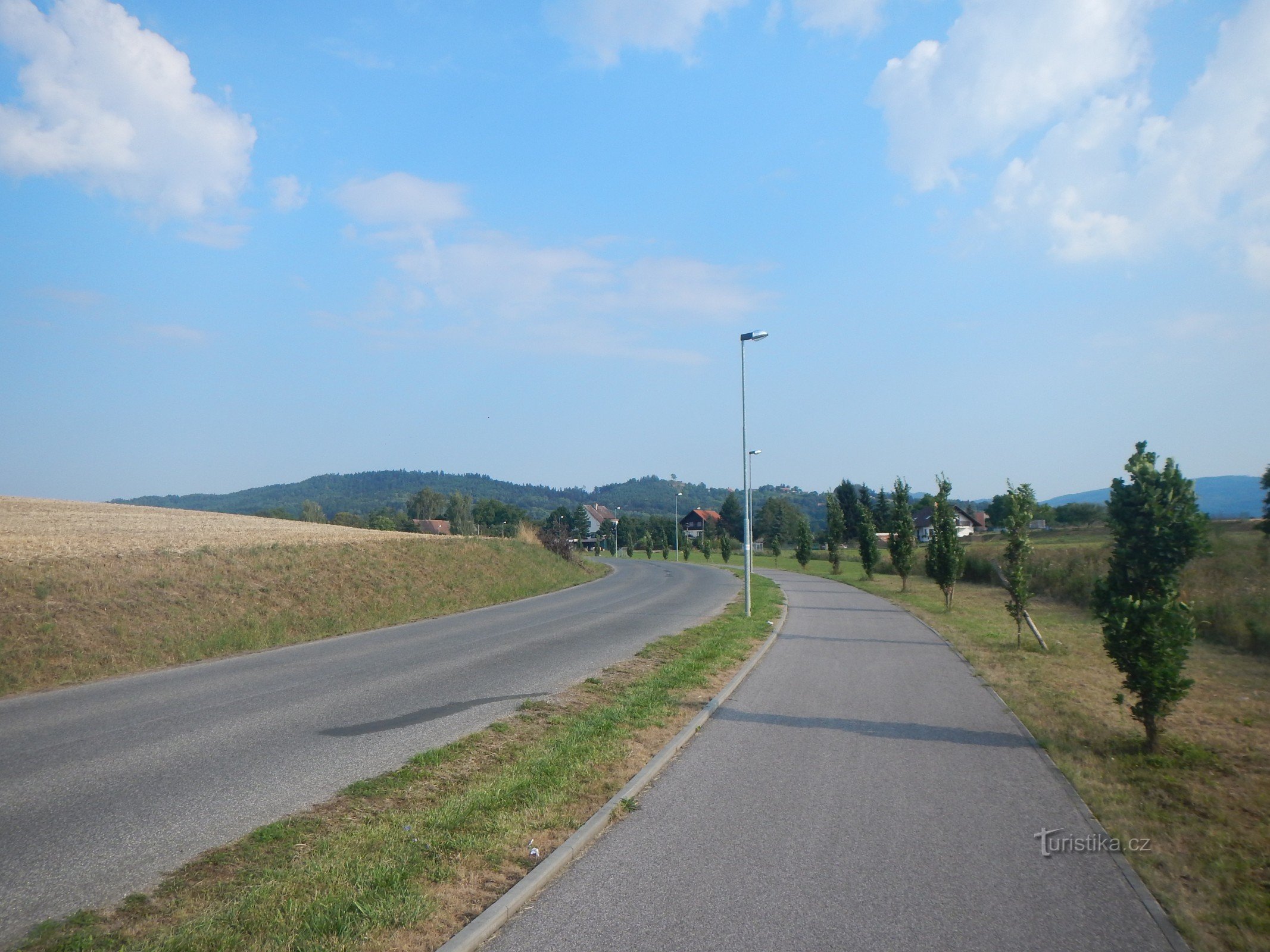 Fietsroute nr. 14 van Holín naar Prachov. Op de achtergrond de heuvel Přivýšina en Brada.