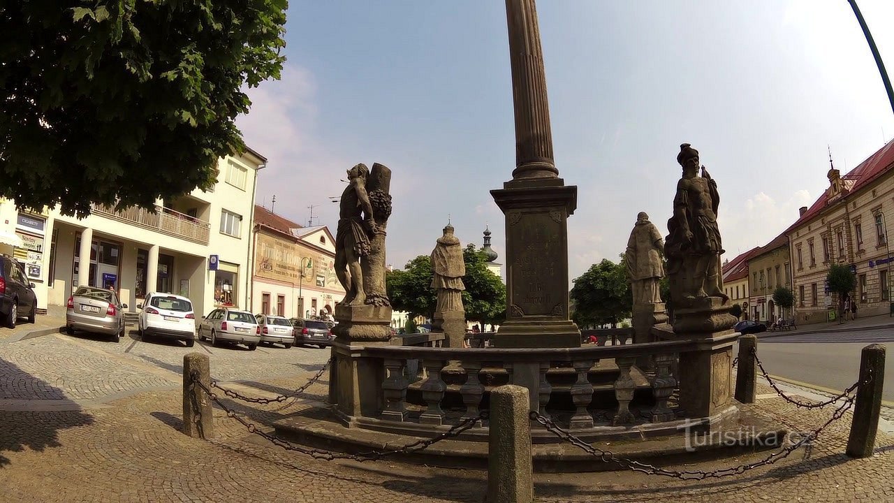 Radweg - hinter Geschichte und Volksarchitektur