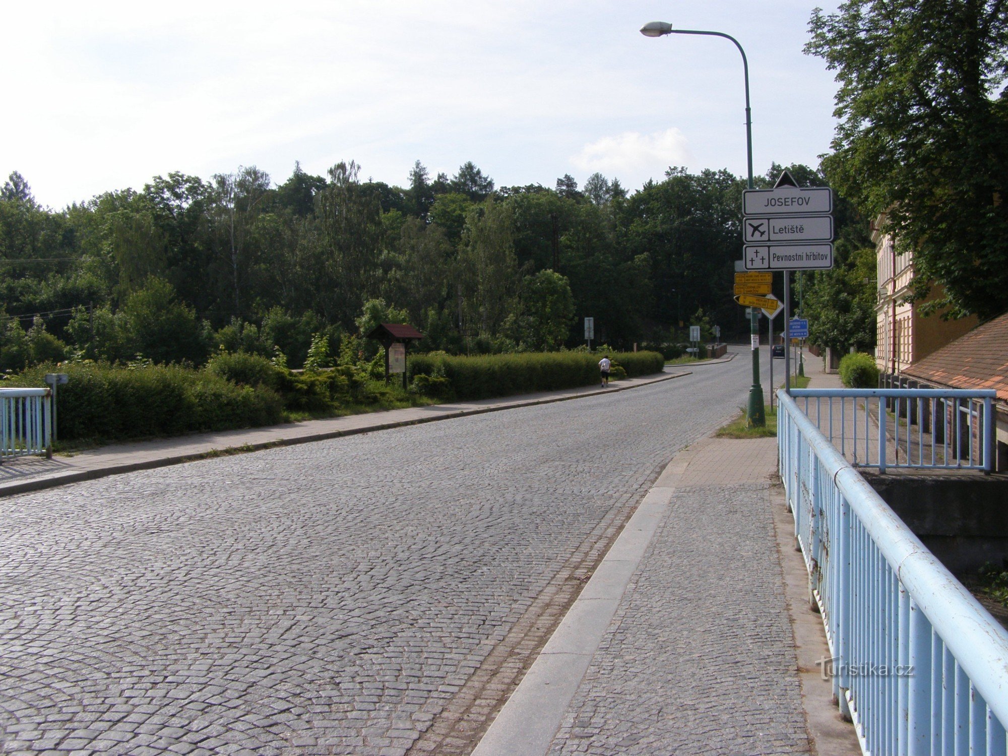 encruzilhada de cicloturismo - Josefov, perto da ponte