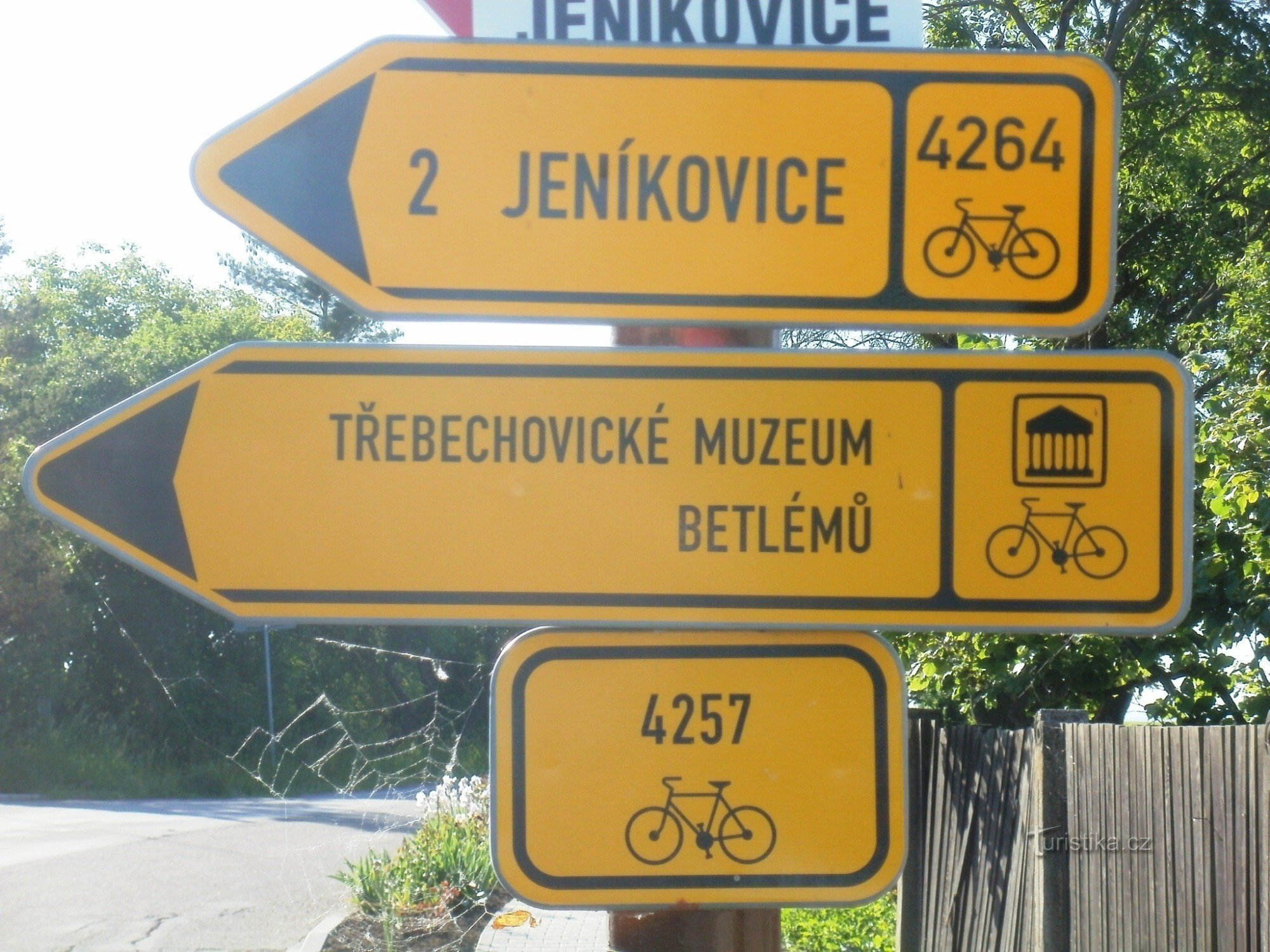 Radwegkreuzung - Libníkovice, an der Kreuzung