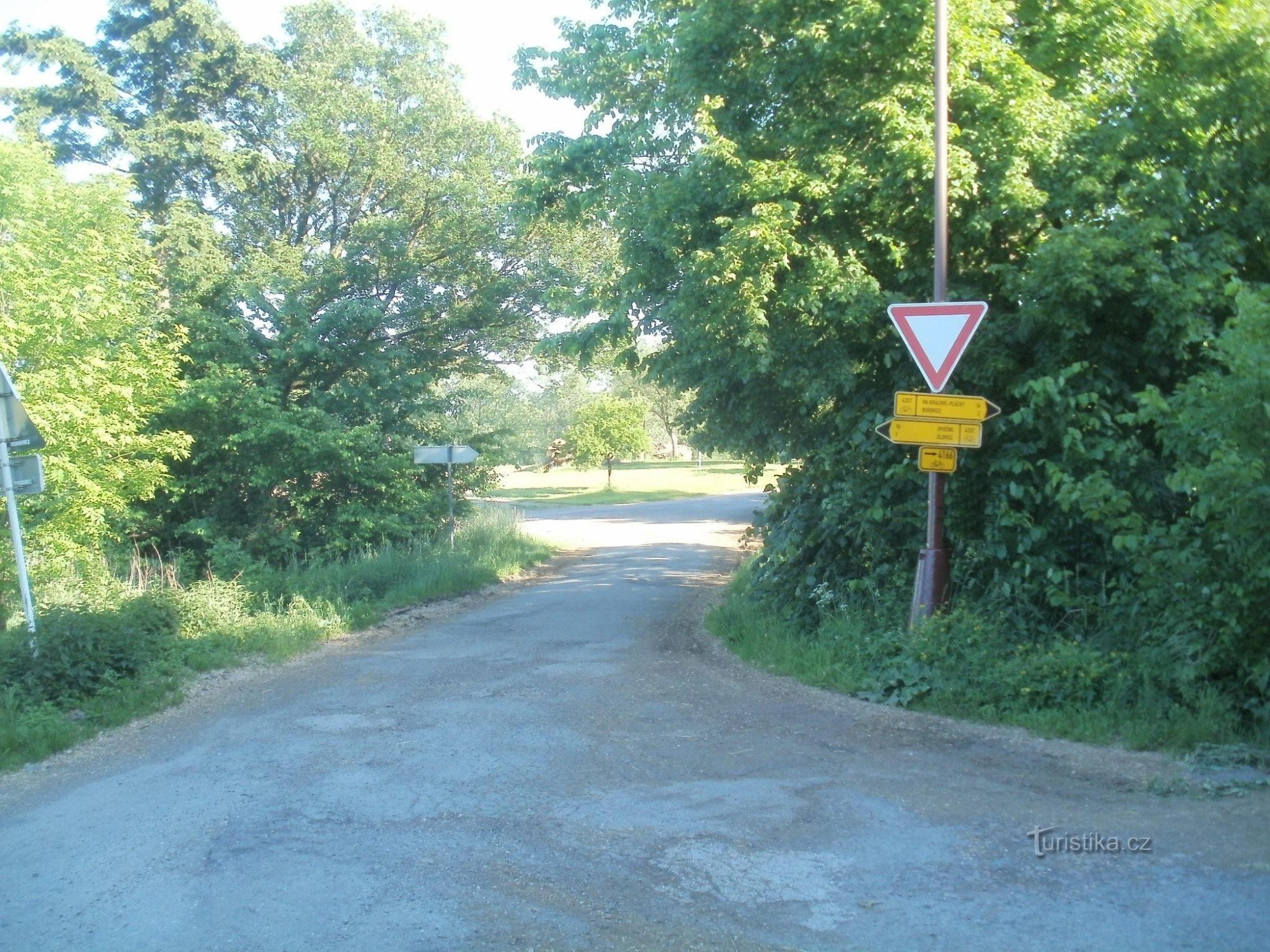 intersecție cicloturistică - Libníkovice, lângă turnul de observație