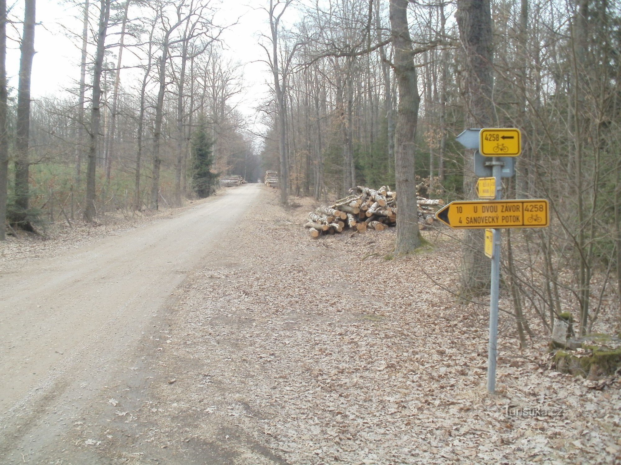 Radwegkreuzung oberhalb von Suty brehy