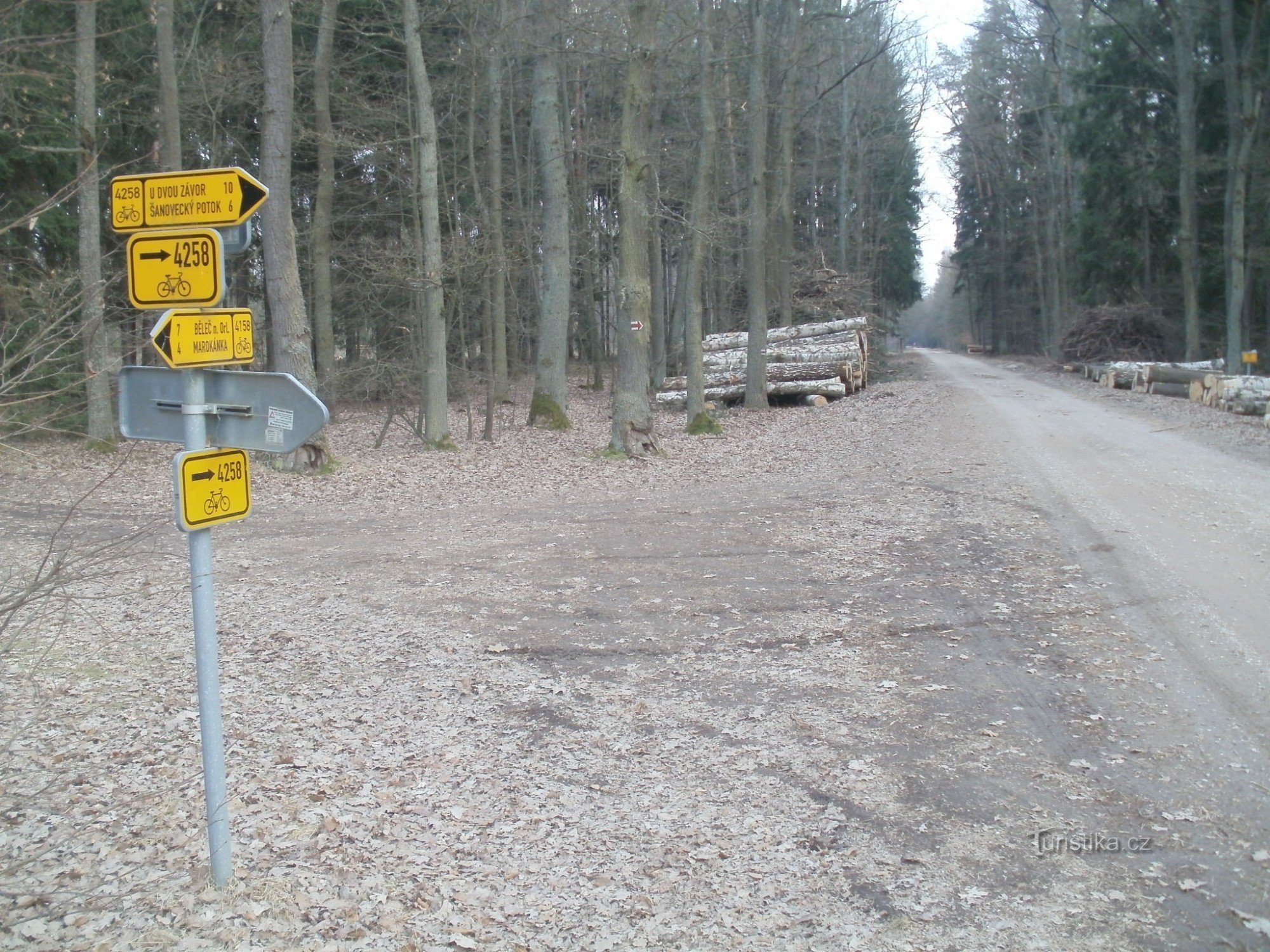 carrefour cyclotouristique au-dessus de Suty brehy