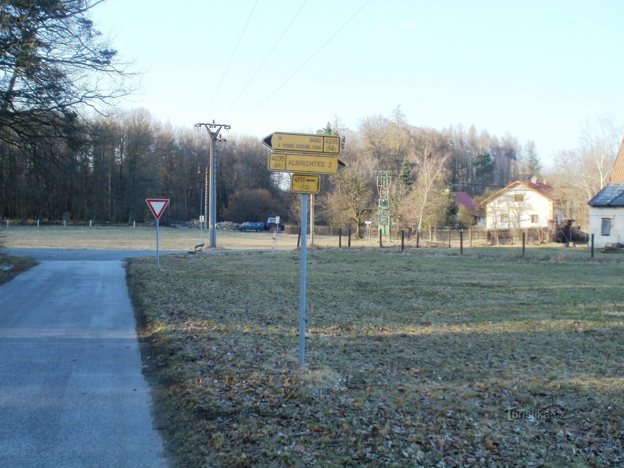 au carrefour cyclable de Nová Ves - au pavillon de chasse