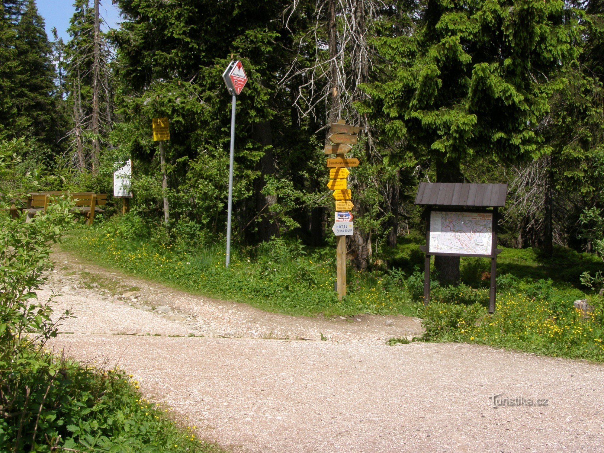 Černá Bouda 下的自行车旅游十字路口