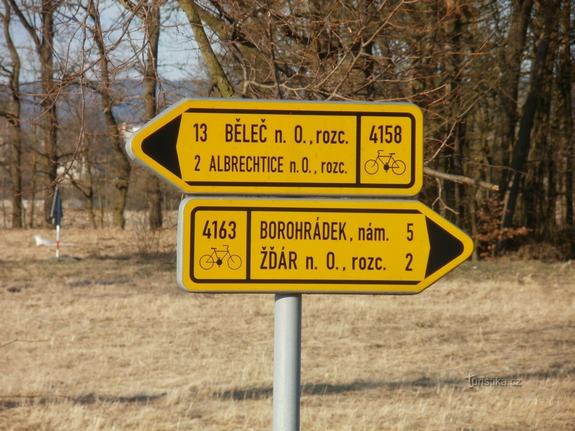 cycle-tourist crossroads under Nova Vsí