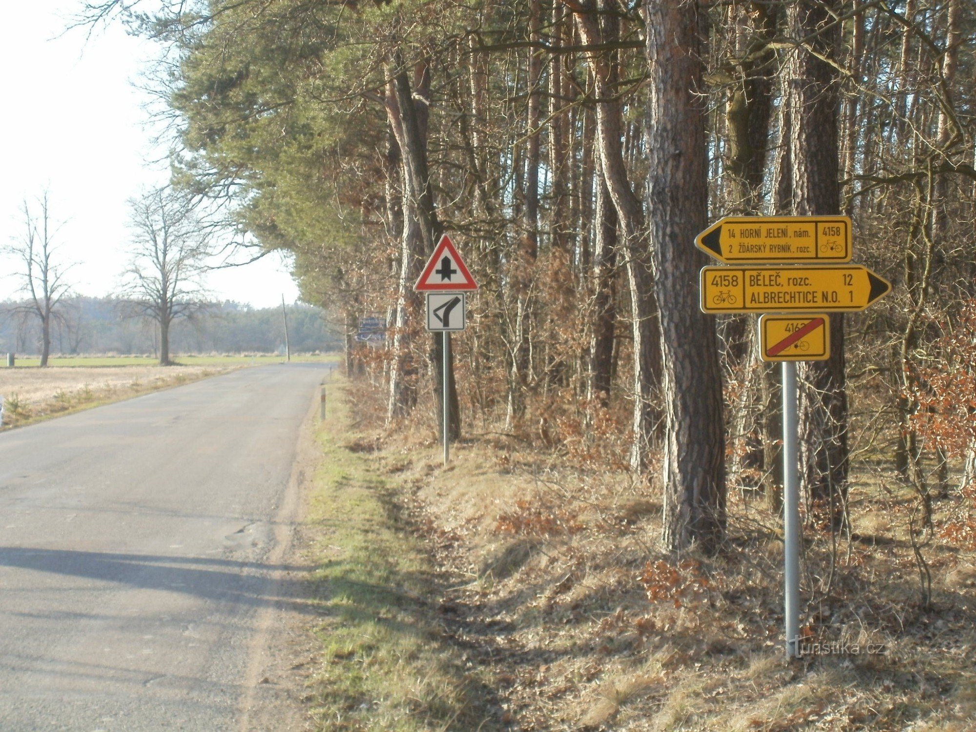 cycle-tourist crossroads under Nova Vsí