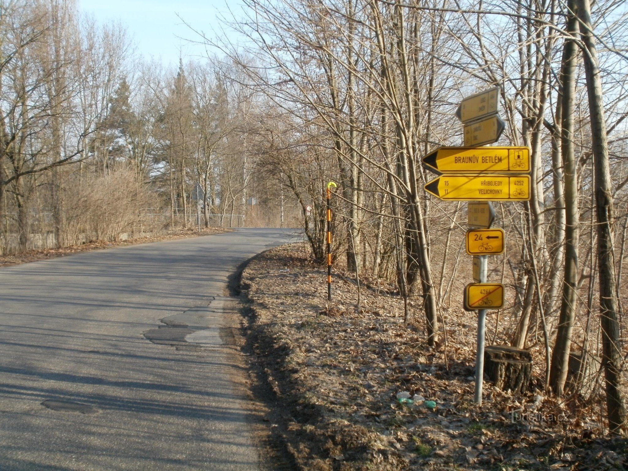 在 Smiřice 自行车路口 - 靠近桥