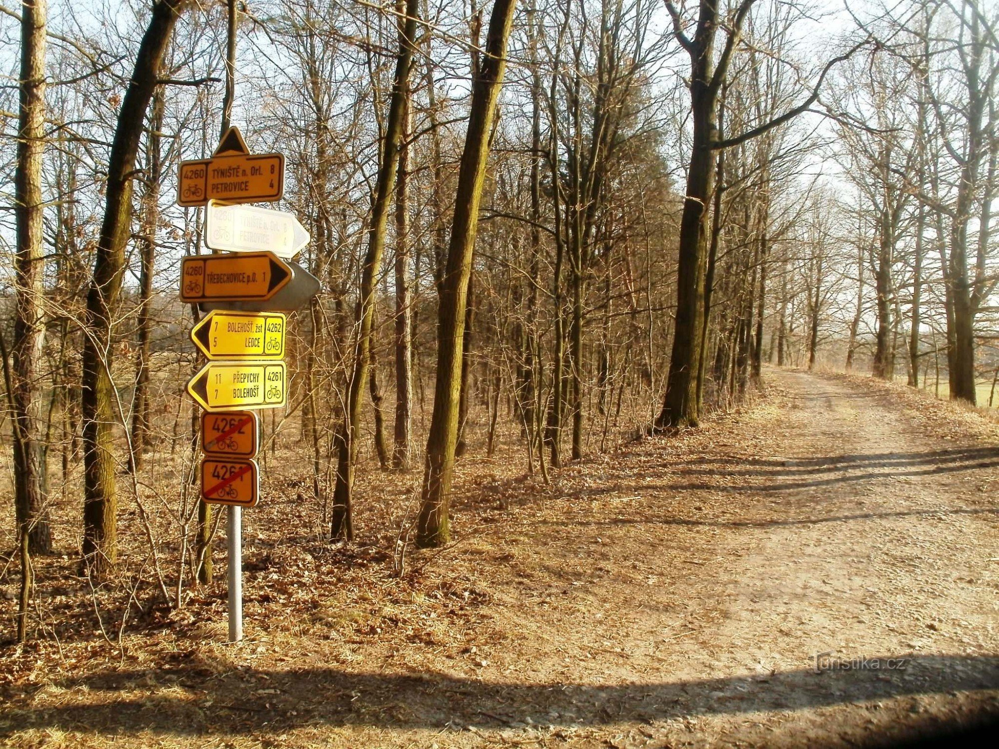 サイクリストの交差点 – Třebechovice pod Orebem、テニスの近く。 裁判所