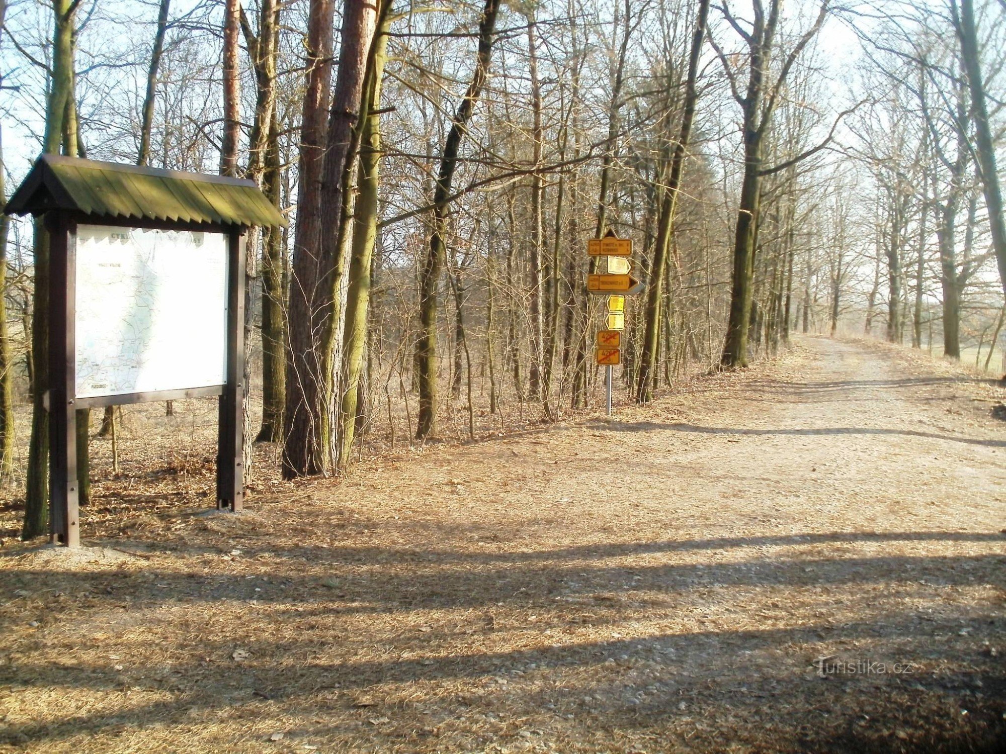 skrzyżowanie tras rowerowych – Třebechovice pod Orebem, w pobliżu kortów tenisowych. sądy