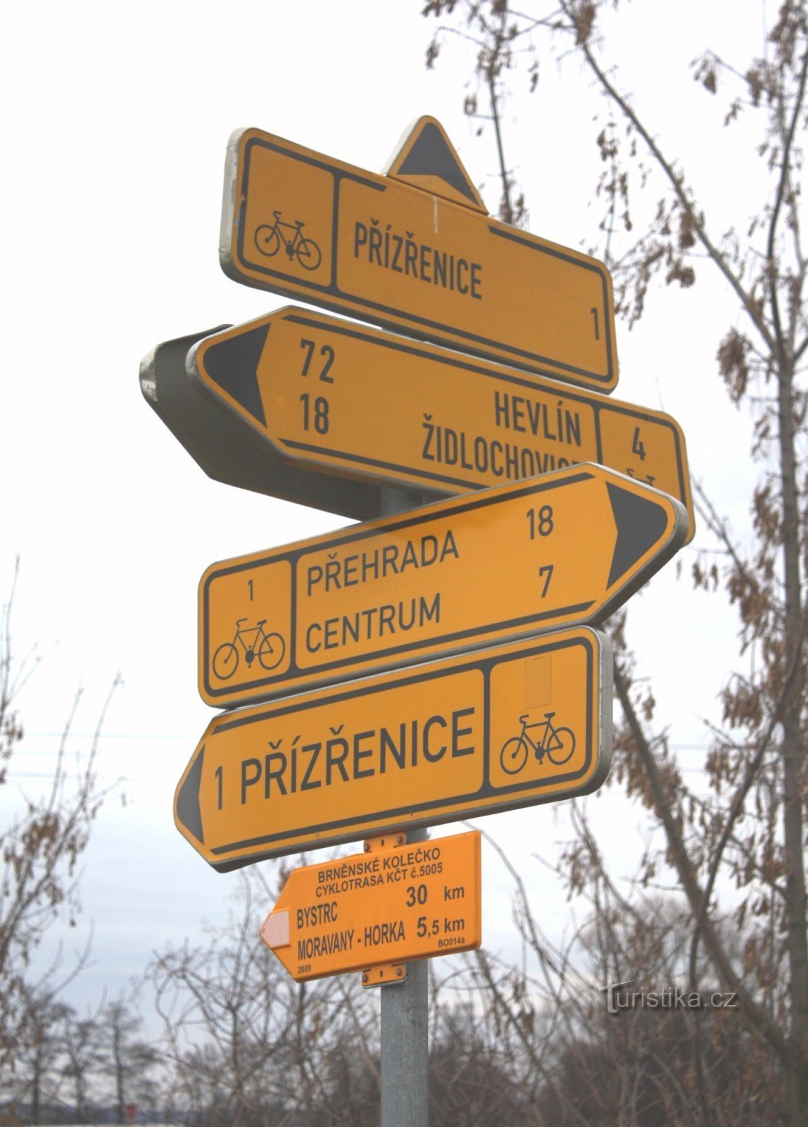 Cycling crossroads at the Přízřenice Bridge